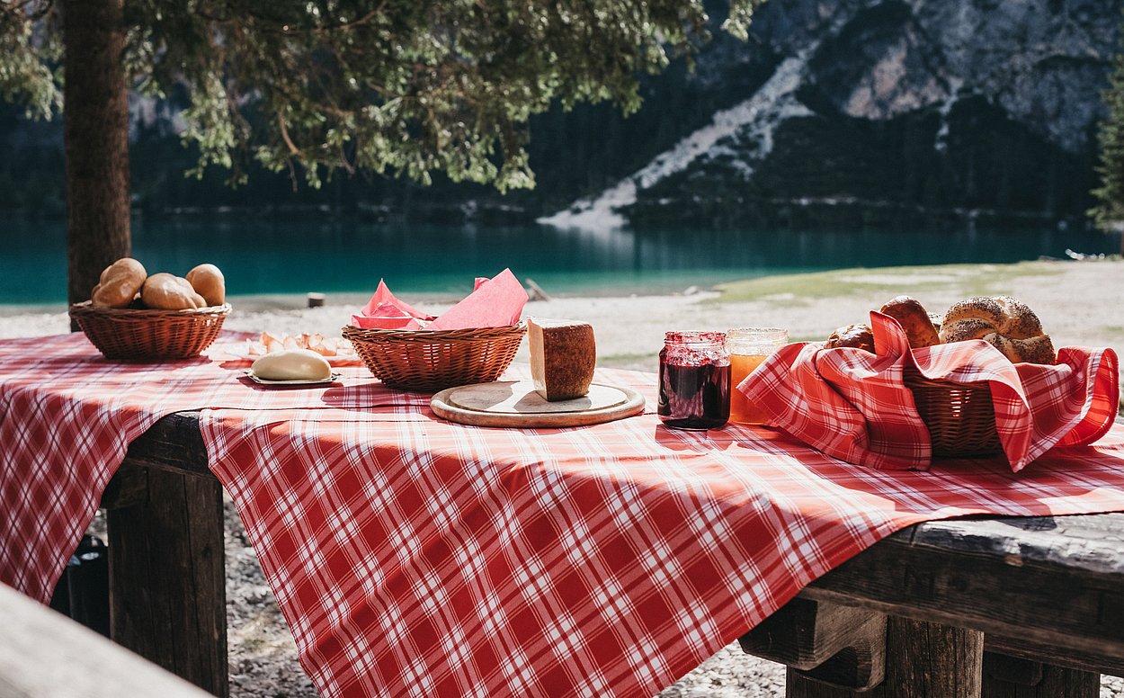 Surrounded by the raw, breath-taking beauty of the Pragser Wildsee, we savour a delicious breakfast together. Enjoy your holidays at the Kronplatz.