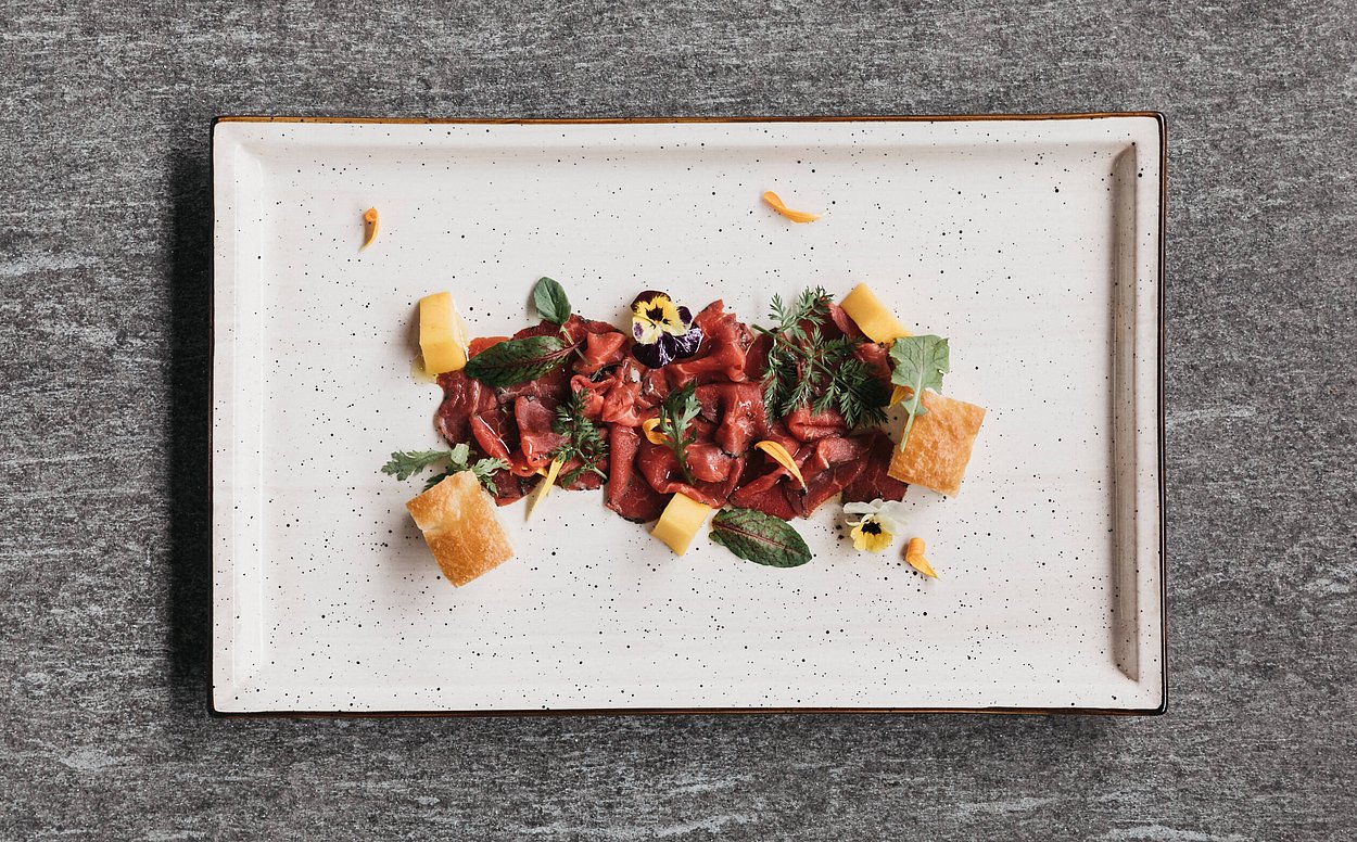 Erleben Sie ein bisschen Rudolf für den Gaumen. Denn wir verwöhnen Sie mit Herzhaftem, Frischem und Süßem aus Südtirol im Gourmeturlaub am Kronplatz.