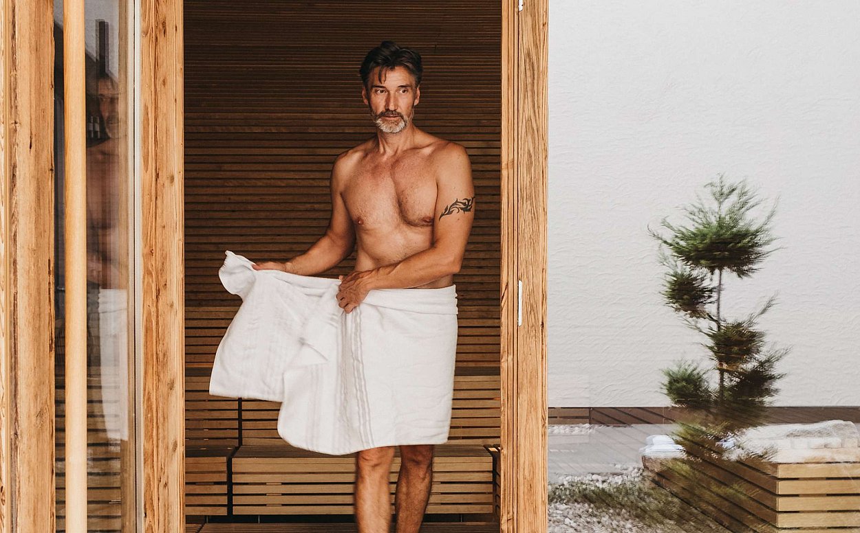 Ruhesuchende erfreuen sich im Hotel Rudolf am Kronplatz im adults only Wellnessbereich ✱ beheizter Außenpool ✱ Outdoor-Whirlpool ✱ Saunen ✱ Ruhebereiche