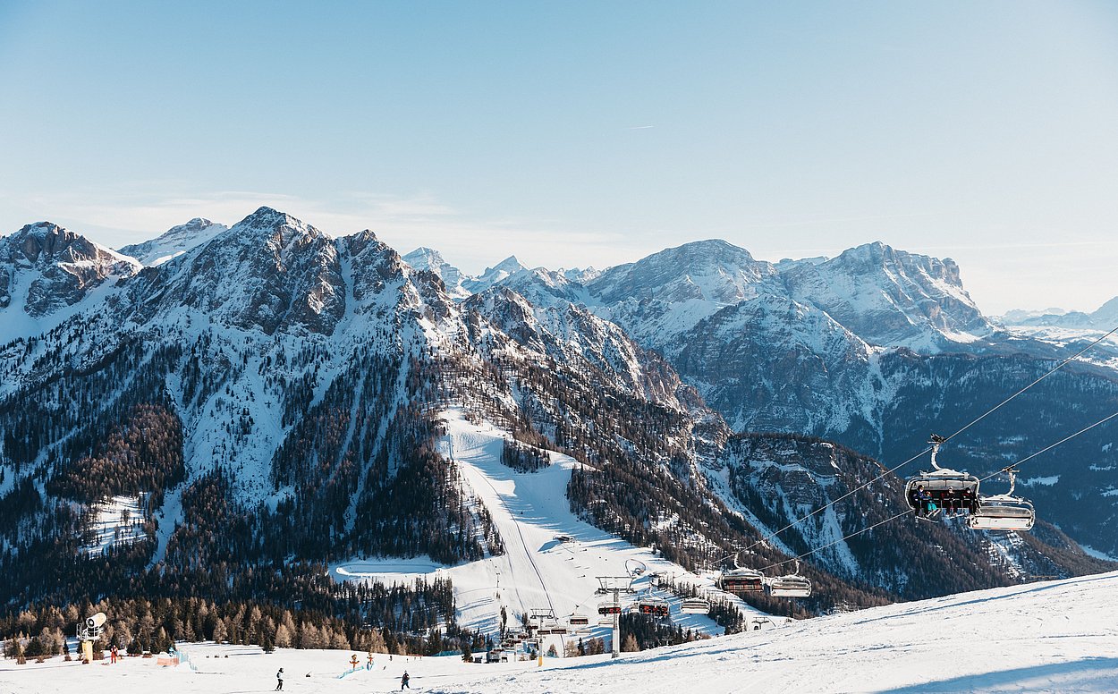 Skiurlaub am Kronplatz - mehr Rudolf für Ihr Abenteuer Im Rudolf erleben Sie Skiurlaub direkt am Kronplatz. ☛ Shuttle zum 700 Meter entfernten Lift ☛ Skipass im Hotel ☛ Ausrüstungsverleih ☛ Skiguide ☛ Skiraum