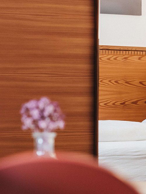 Suiten und Hotelzimmer am Kronplatz - im Hotel Rudolf Hotelzimmer, so groß wie Ihre Träume. Mit Blick auf Sehnsuchtsorte in den Bergen. Suiten, die einladen zum Entspannen. Urlaub am Kronplatz nahe Bruneck