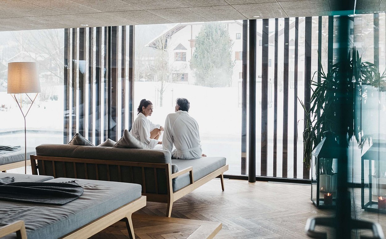 Spa Hotel Kronplatz: Rudolf, hier darf die Seele baumeln In Rudolfs Garten kann man spazieren, sich an der Natur erfreuen. Im beheizten Außenpool oder Whirlpool genießen Sie die Wärme. Spa Hotel Kronplatz.